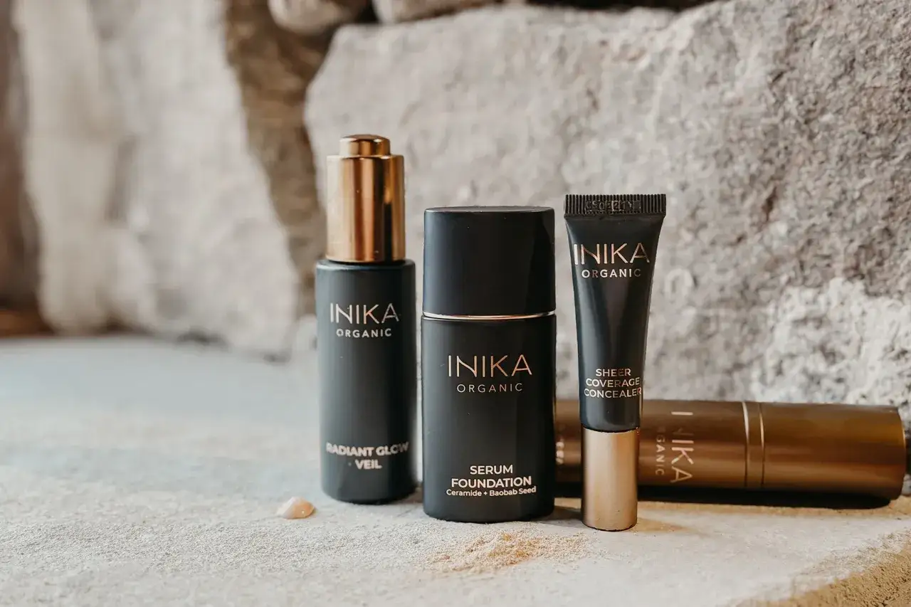 Inika Organics serum foundation och concealer, en foundation utan pfas f&ouml;r en naturlig lyster.