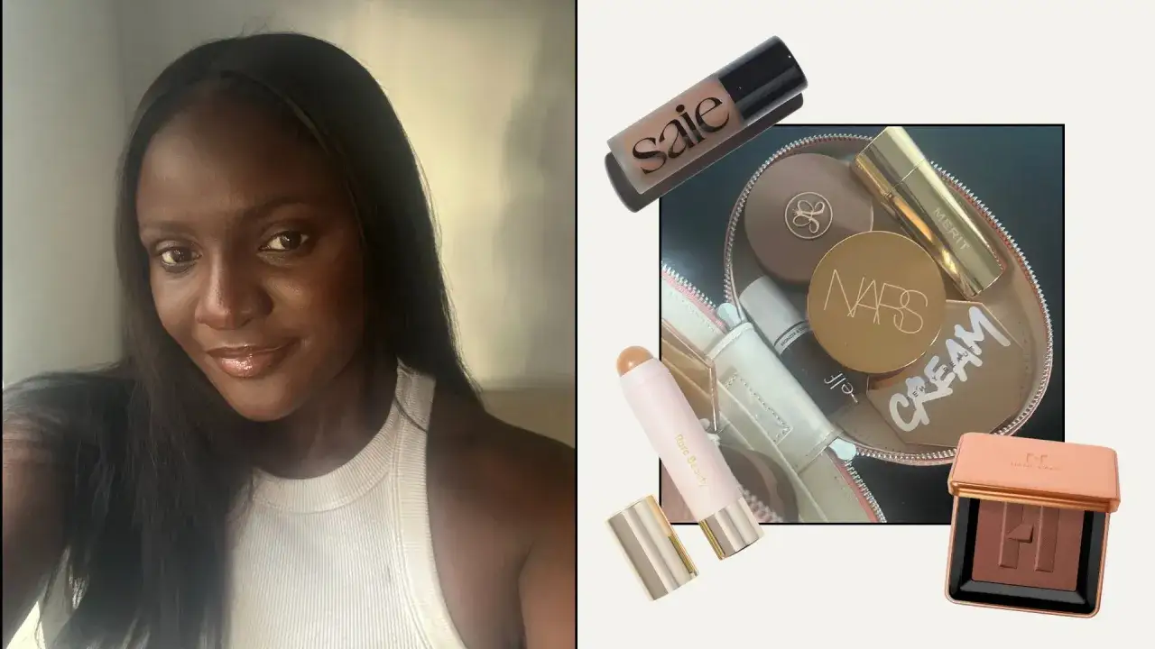 En kvinna med m&ouml;rk hy poserar bredvid en samling sminkprodukter, inklusive en kall bronzer.