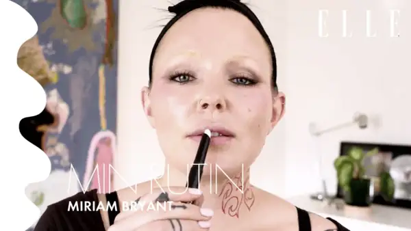 Miriam Bryant applicerar läppstift för en fest sminkning.