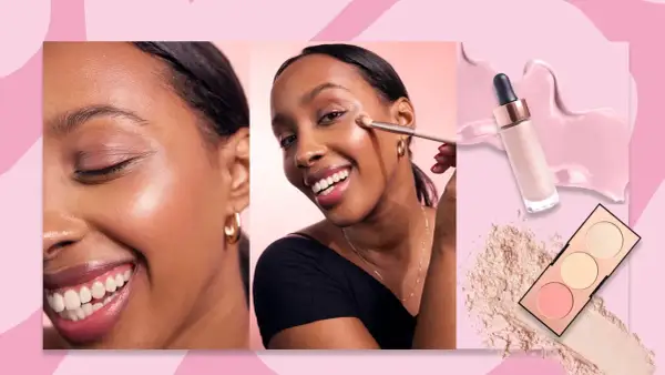 En kvinna ler glatt medan hon applicerar highlighter med en borste. Bredvid syns en highlighter-flaska och en palett.