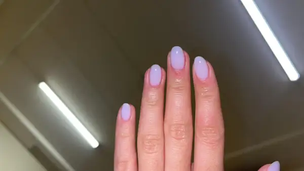 Fina, ljuslila naglar med en perfekt russian manicure.