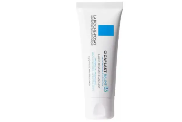 En tub med La Roche-Posay Cicaplast Baume B5, en lugnande och reparerande salva med centella asiatica.