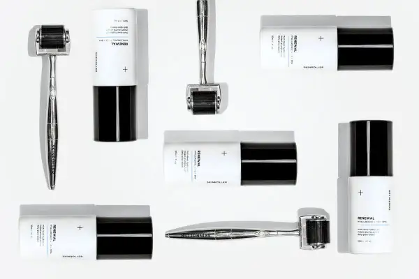 Hudvårdsset för ansiktsbehandling hemma med dermaroller och serum.