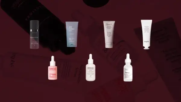 En samling av olika hudvårdsprodukter med niacinamid, som serum och krämer, för en klarare hud.