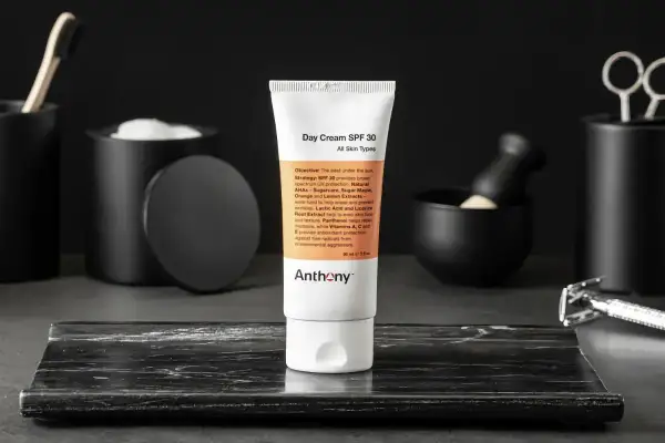 En tub med dagkräm SPF 30 från Anthony, en del av en stilren hudvårdsrutin ordning.