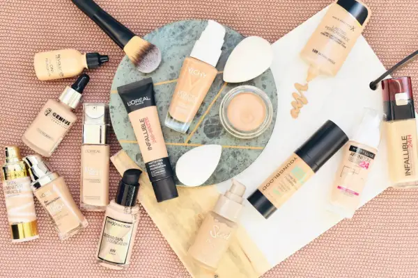 En samling foundations med neutral underton. Flera märken som L'Oréal, Vichy, Max Factor och Maybelline.